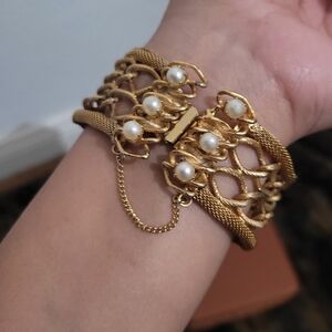 Luxurious Gold and Pearl Chain Bracelet